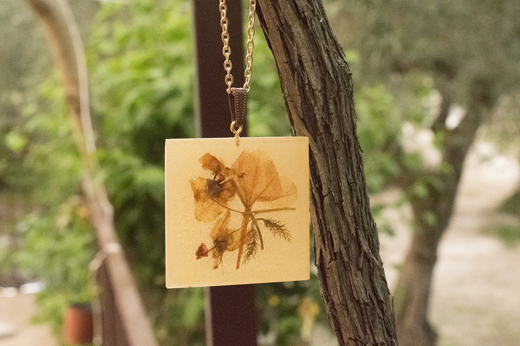 Collana Fiori Veri Quadro collana resina gialla e beige artigianale sicilia