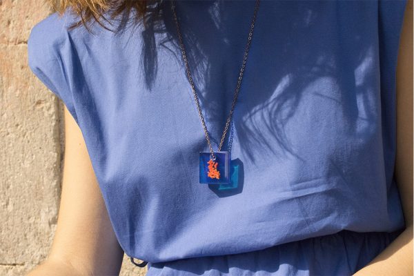 collana resina blu